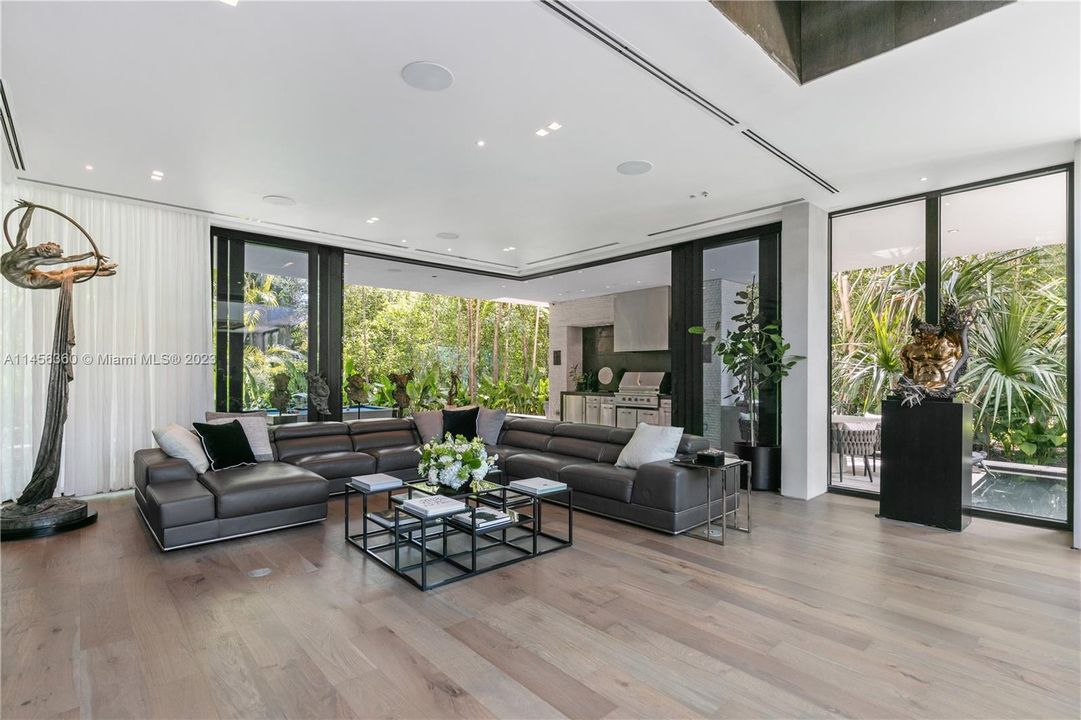 Недавно продано: $10,900,000 (6 спален, 6 ванн, 4441 Квадратных фут)