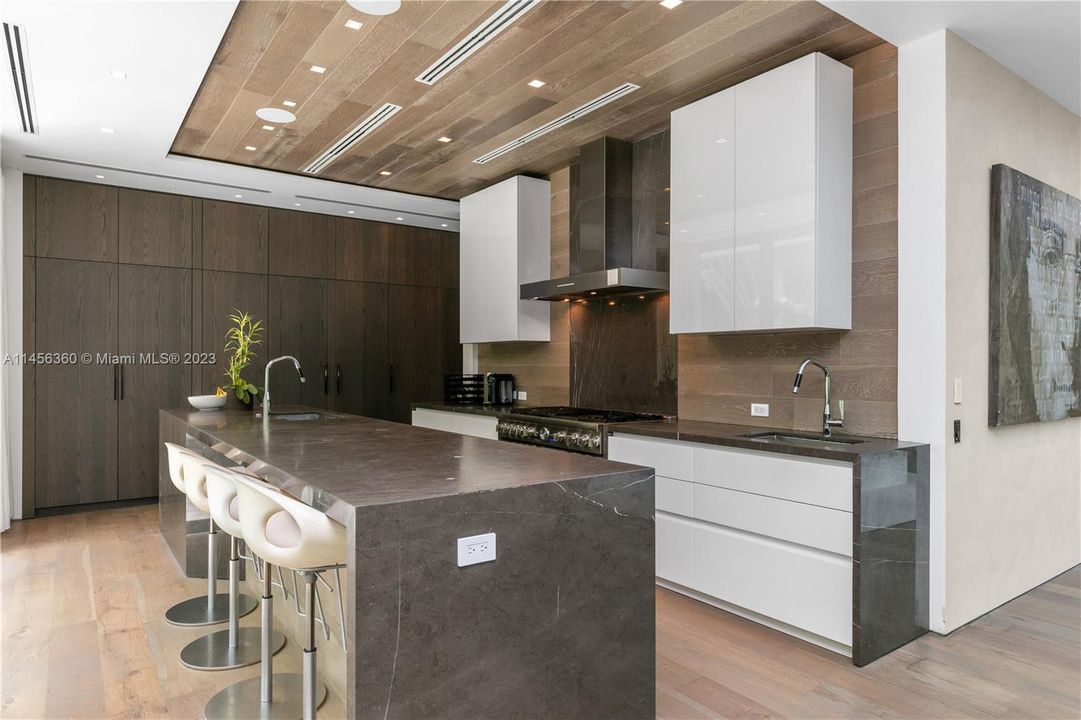 Недавно продано: $10,900,000 (6 спален, 6 ванн, 4441 Квадратных фут)