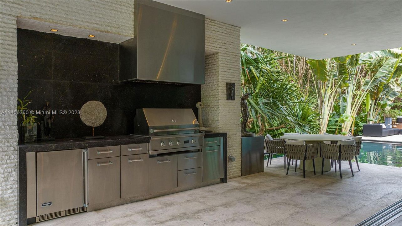 Недавно продано: $10,900,000 (6 спален, 6 ванн, 4441 Квадратных фут)