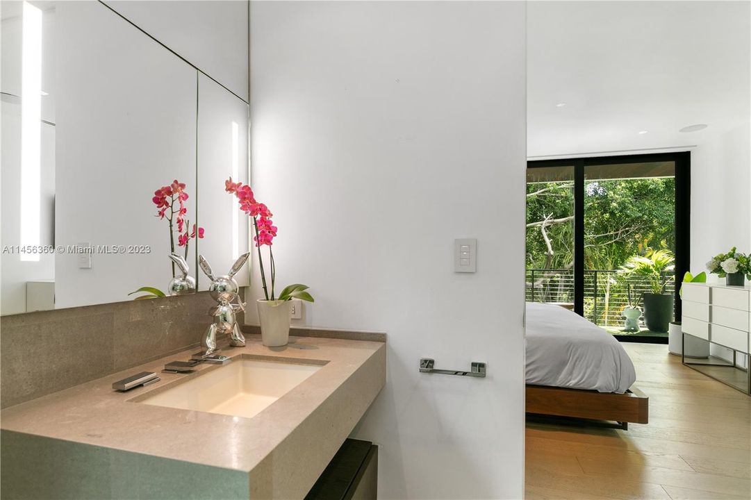 Недавно продано: $10,900,000 (6 спален, 6 ванн, 4441 Квадратных фут)