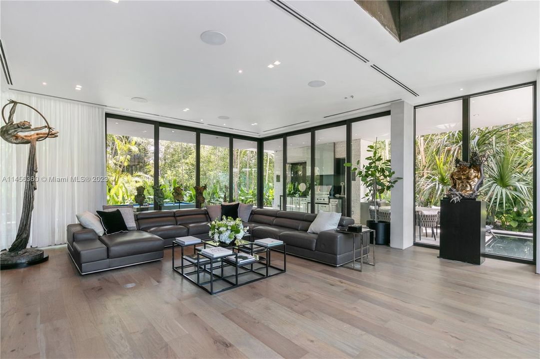 Недавно продано: $10,900,000 (6 спален, 6 ванн, 4441 Квадратных фут)