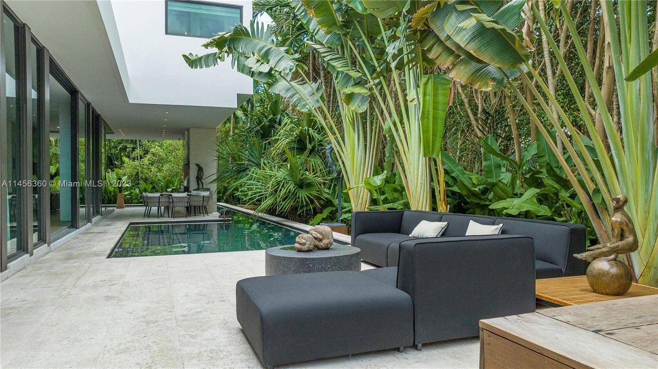 Недавно продано: $10,900,000 (6 спален, 6 ванн, 4441 Квадратных фут)