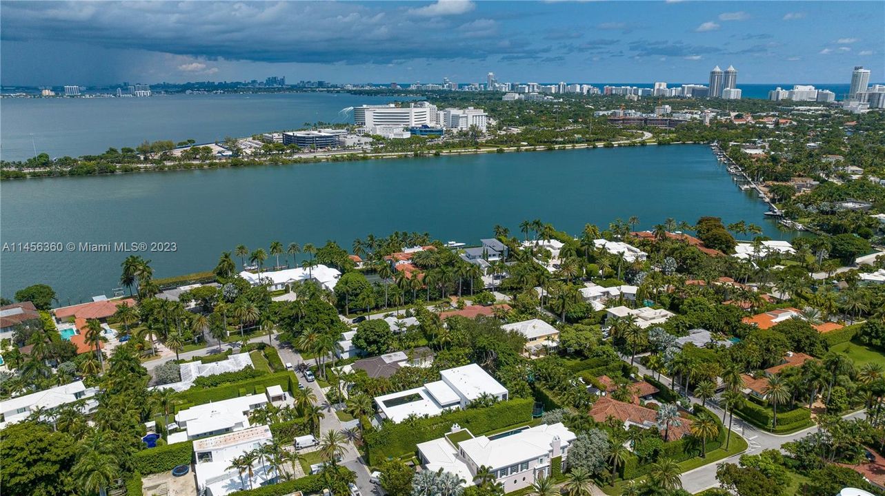 Недавно продано: $10,900,000 (6 спален, 6 ванн, 4441 Квадратных фут)