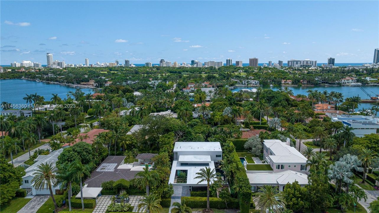 Недавно продано: $10,900,000 (6 спален, 6 ванн, 4441 Квадратных фут)