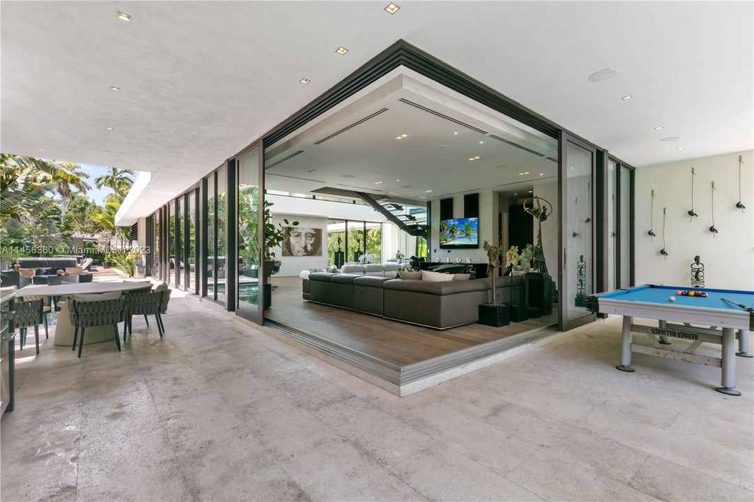 Недавно продано: $10,900,000 (6 спален, 6 ванн, 4441 Квадратных фут)