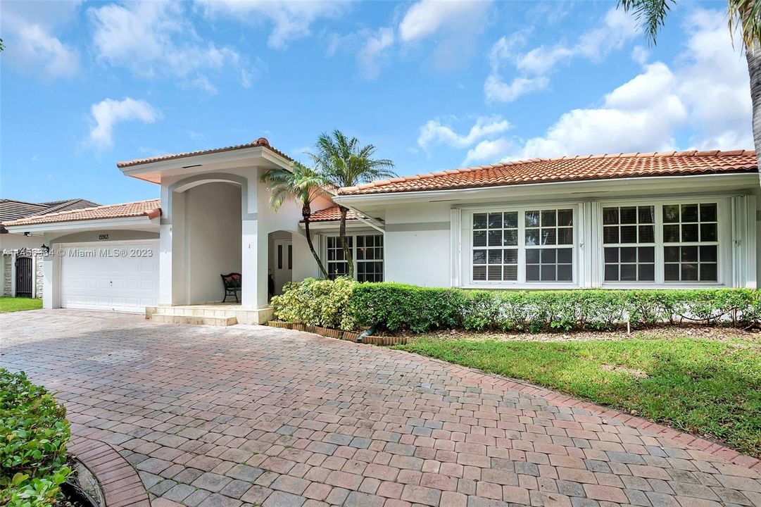 Recently Sold: $750,000 (4 beds, 2 baths, 2504 Square Feet)