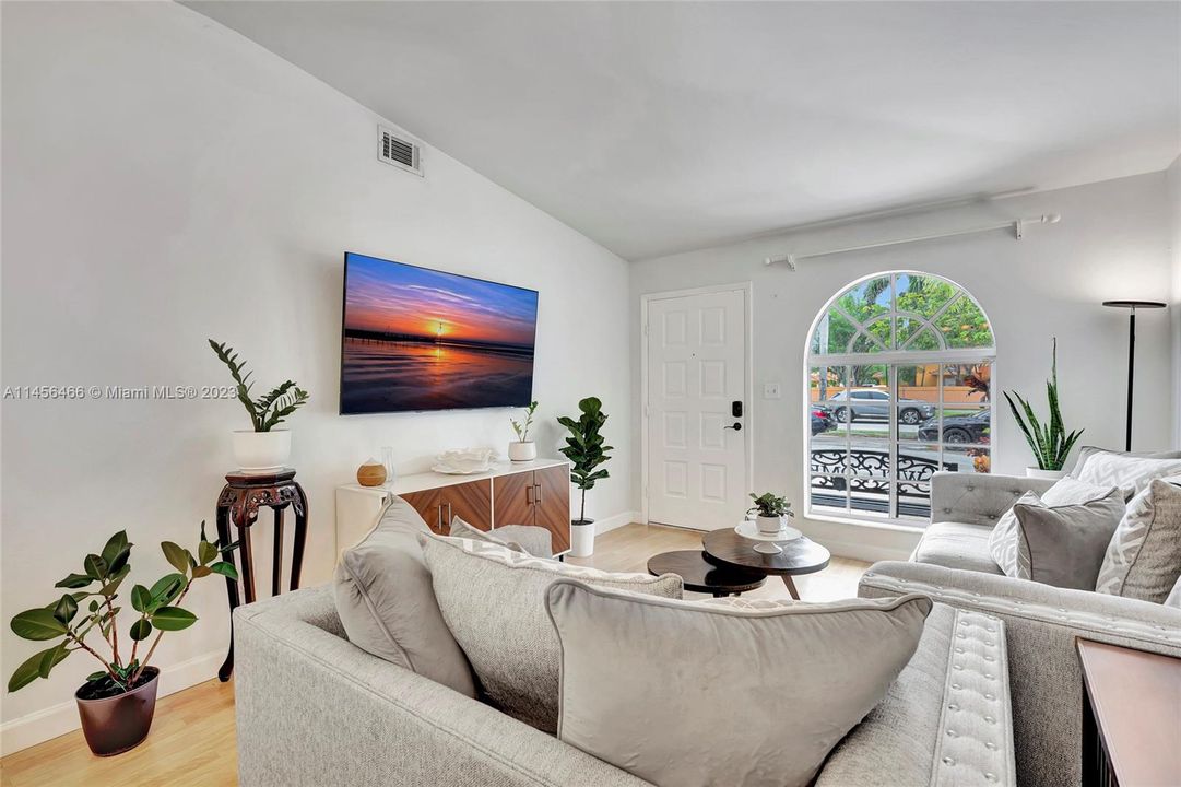 Recently Sold: $435,000 (3 beds, 2 baths, 1190 Square Feet)