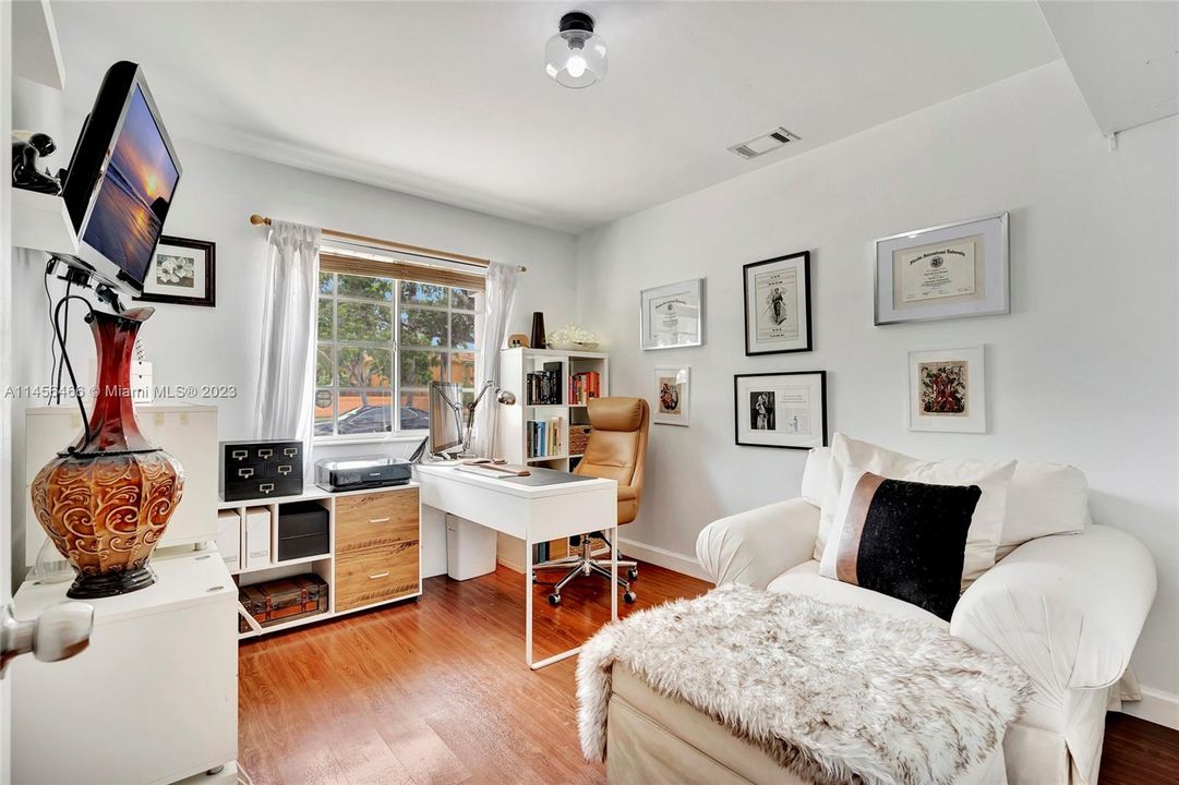 Recently Sold: $435,000 (3 beds, 2 baths, 1190 Square Feet)