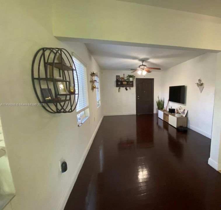 Recently Sold: $720,000 (3 beds, 1 baths, 952 Square Feet)