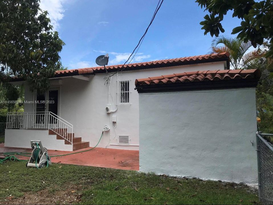 Recently Sold: $720,000 (3 beds, 1 baths, 952 Square Feet)