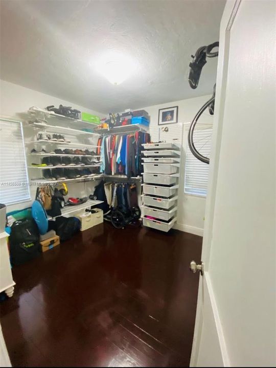 Recently Sold: $720,000 (3 beds, 1 baths, 952 Square Feet)