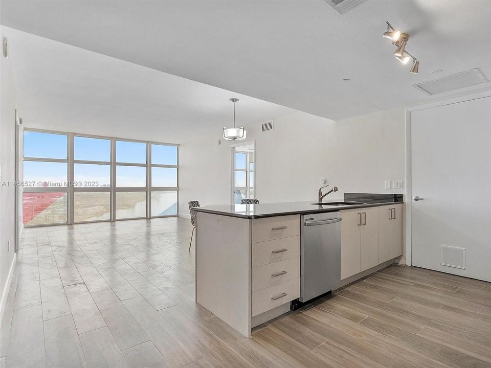 Recently Sold: $750,000 (2 beds, 2 baths, 1358 Square Feet)