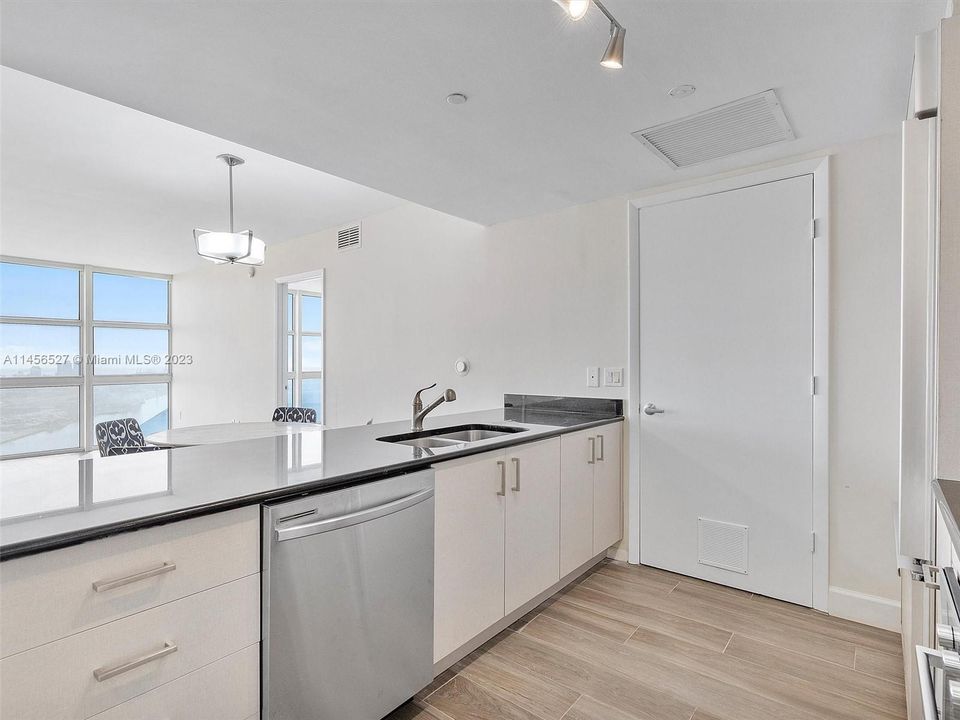 Recently Sold: $750,000 (2 beds, 2 baths, 1358 Square Feet)