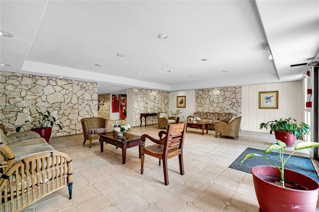 Recently Sold: $274,900 (1 beds, 1 baths, 896 Square Feet)