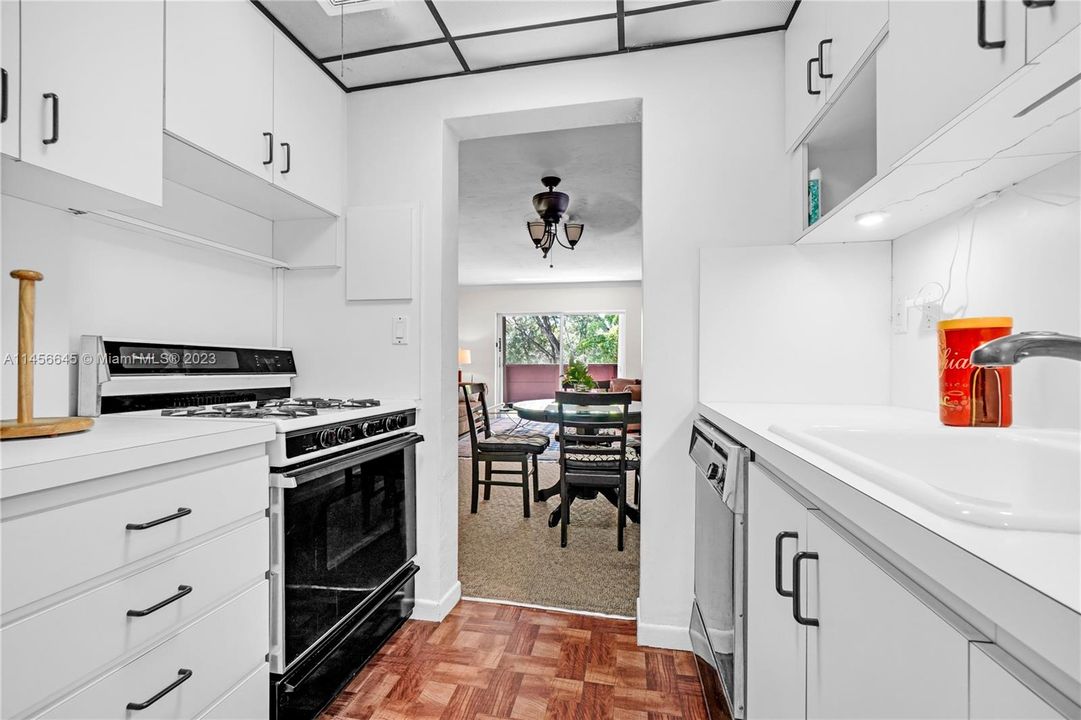 Recently Sold: $274,900 (1 beds, 1 baths, 896 Square Feet)