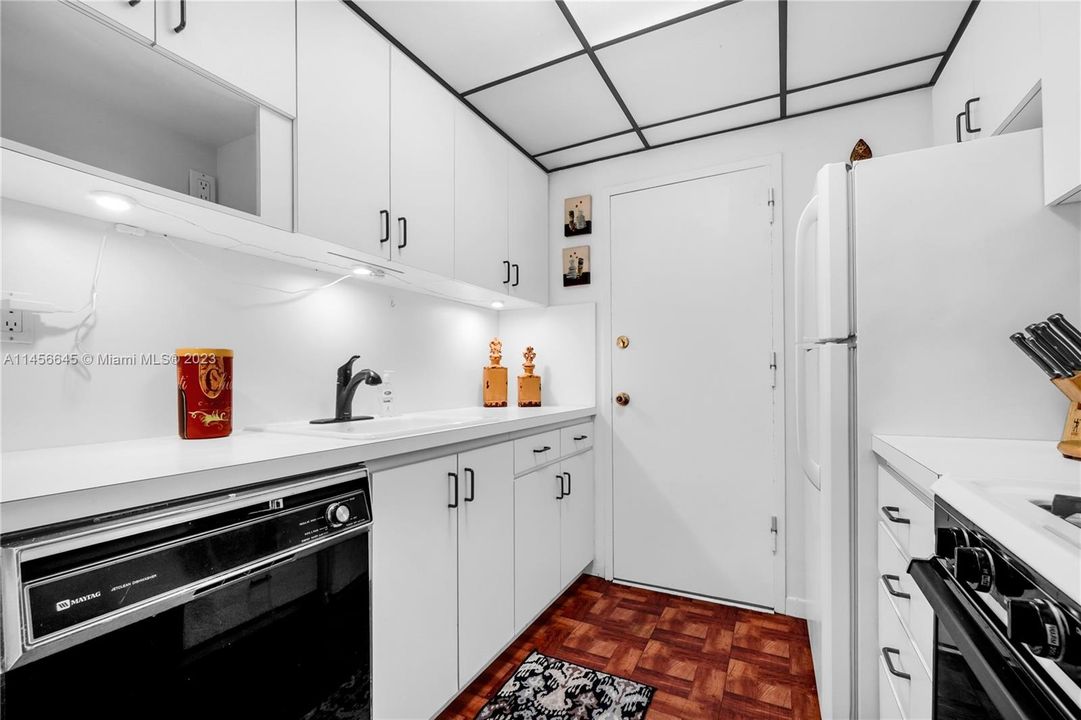 Recently Sold: $274,900 (1 beds, 1 baths, 896 Square Feet)