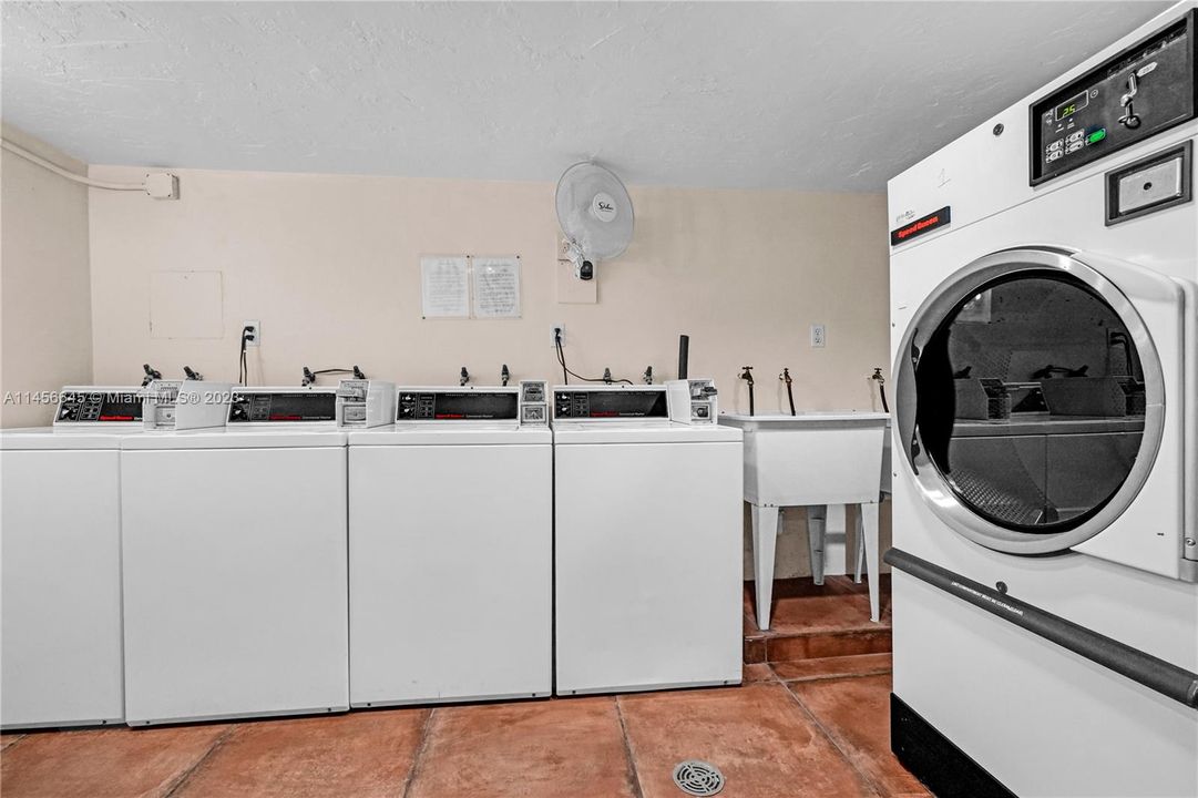 Recently Sold: $274,900 (1 beds, 1 baths, 896 Square Feet)