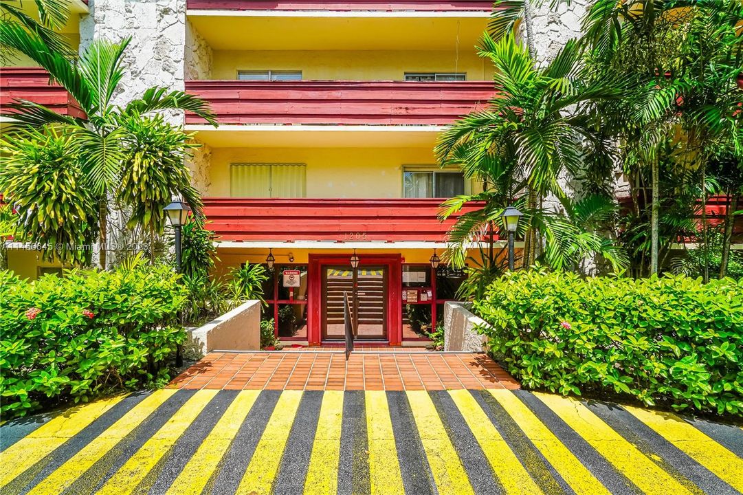 Recently Sold: $274,900 (1 beds, 1 baths, 896 Square Feet)