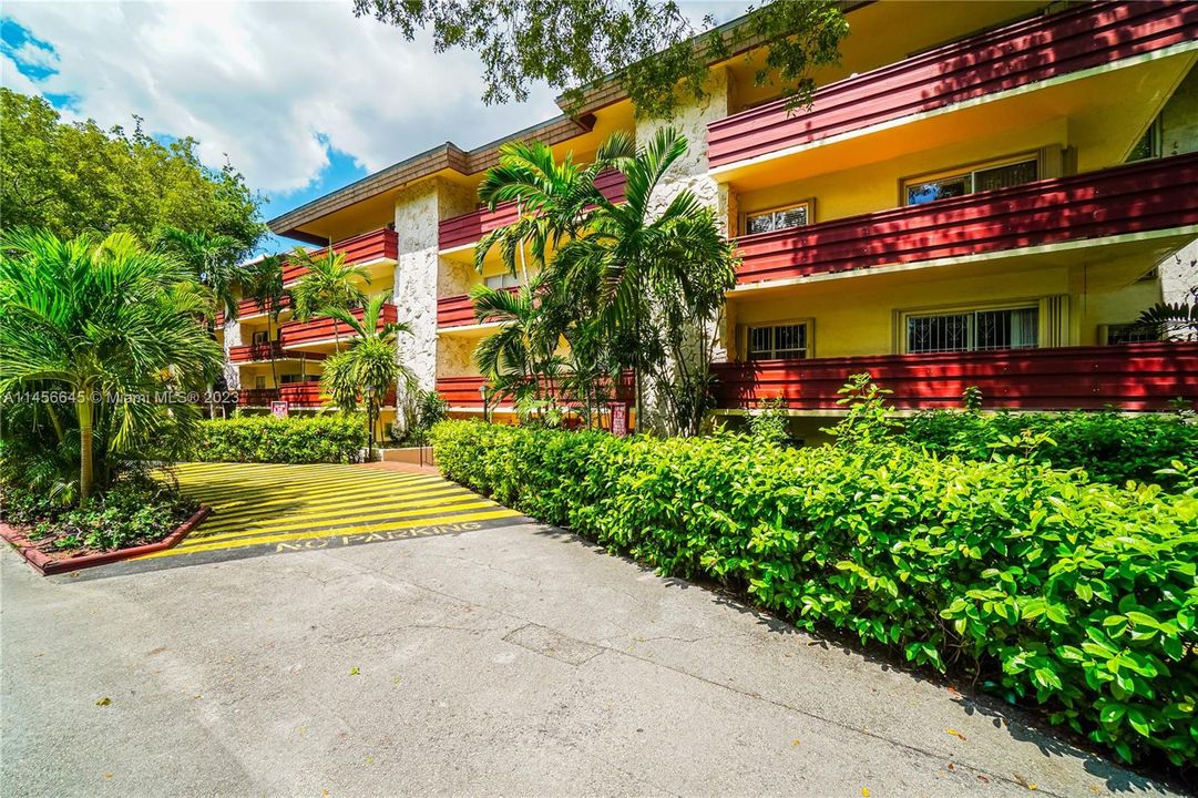 Recently Sold: $274,900 (1 beds, 1 baths, 896 Square Feet)