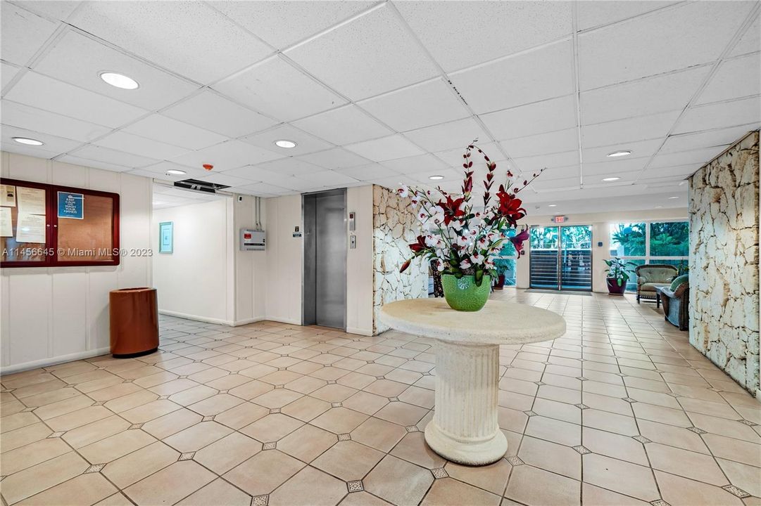 Recently Sold: $274,900 (1 beds, 1 baths, 896 Square Feet)