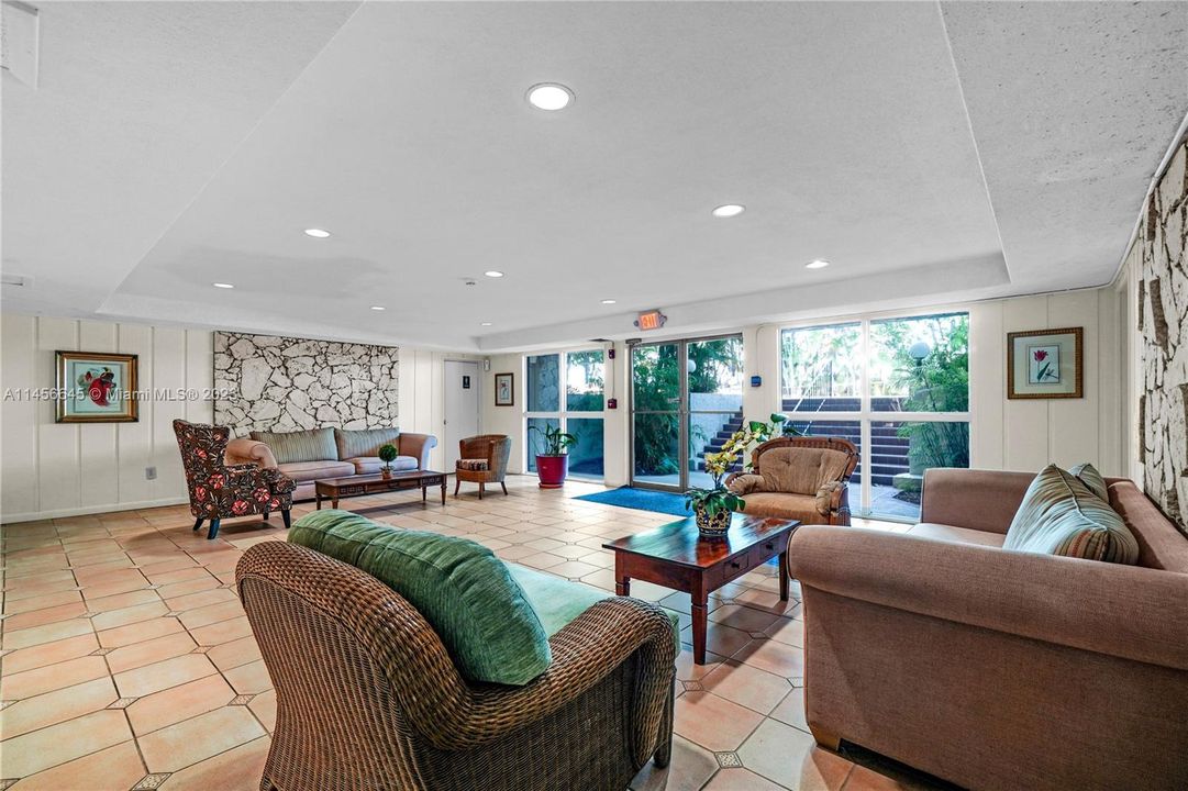 Recently Sold: $274,900 (1 beds, 1 baths, 896 Square Feet)