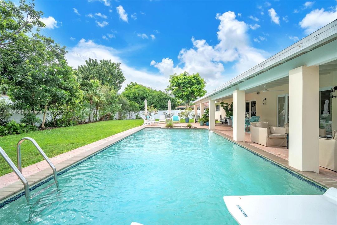 Recently Sold: $1,490,000 (3 beds, 2 baths, 1871 Square Feet)
