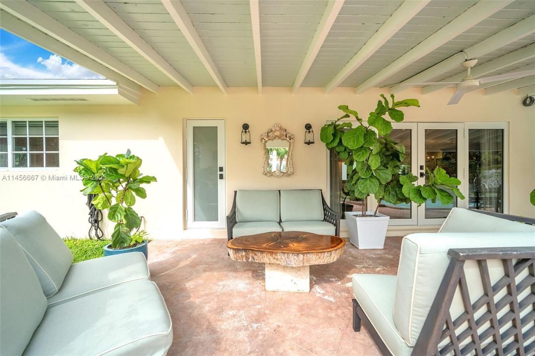 Recently Sold: $1,490,000 (3 beds, 2 baths, 1871 Square Feet)