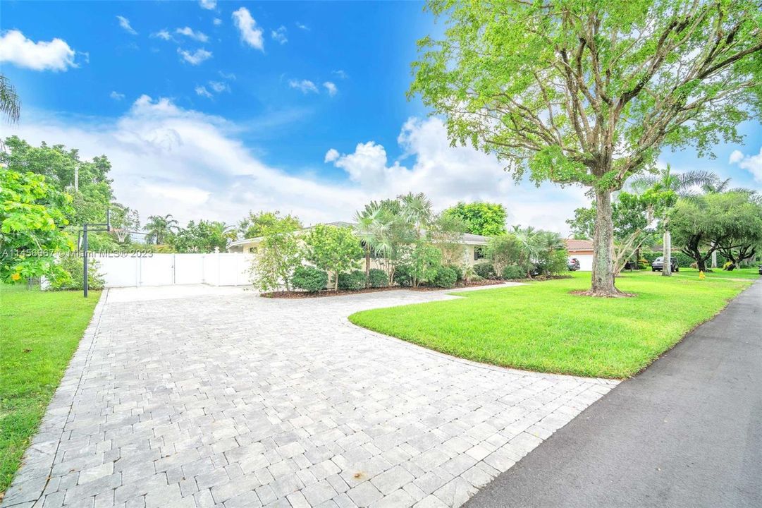 Recently Sold: $1,490,000 (3 beds, 2 baths, 1871 Square Feet)