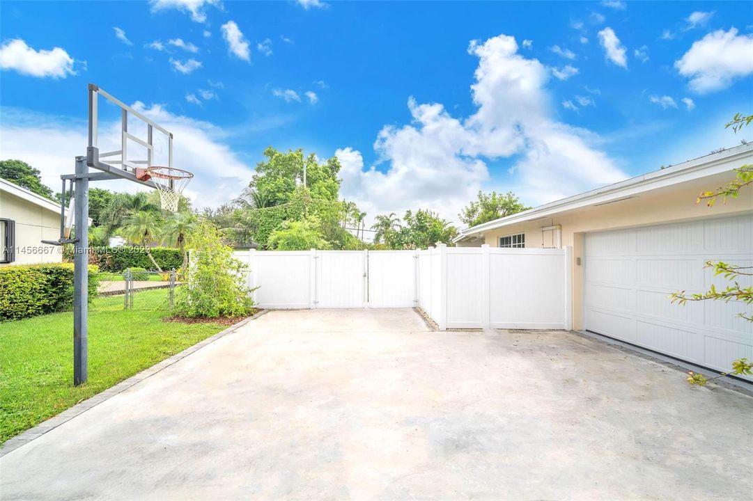 Recently Sold: $1,490,000 (3 beds, 2 baths, 1871 Square Feet)
