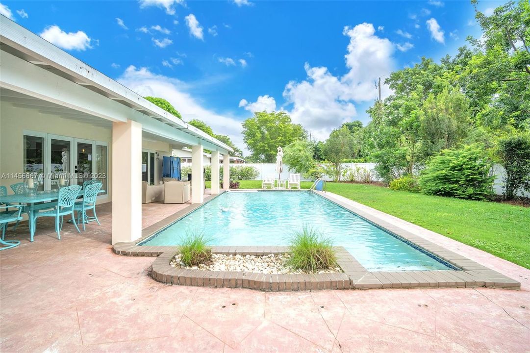 Recently Sold: $1,490,000 (3 beds, 2 baths, 1871 Square Feet)