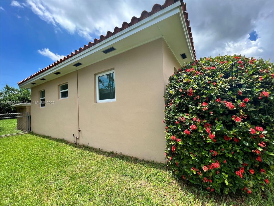 Недавно продано: $570,000 (3 спален, 2 ванн, 1522 Квадратных фут)