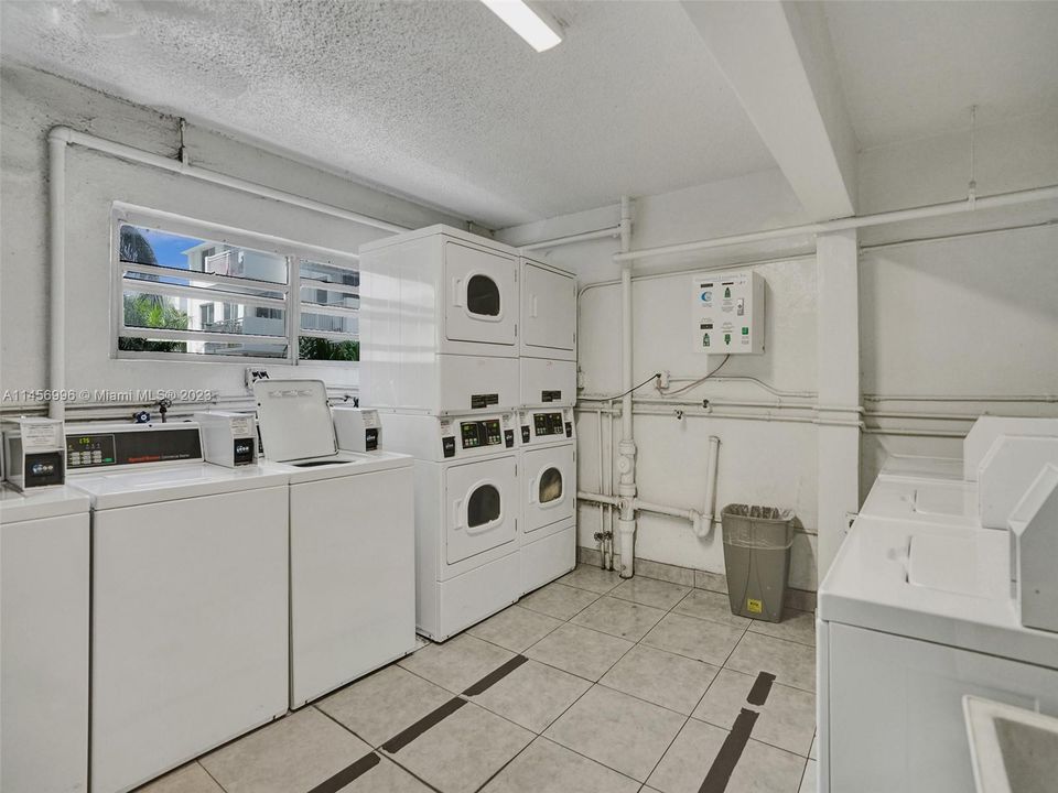 Недавно продано: $350,000 (2 спален, 1 ванн, 820 Квадратных фут)