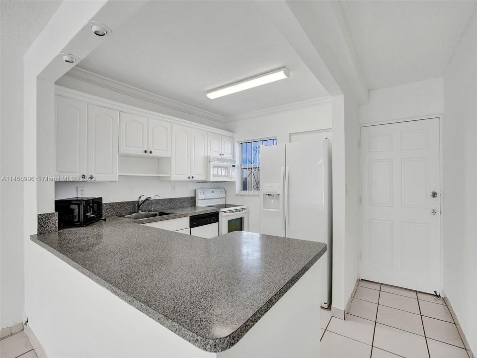 Недавно продано: $350,000 (2 спален, 1 ванн, 820 Квадратных фут)