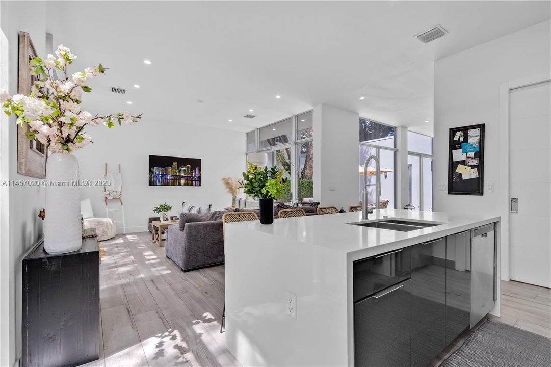 Недавно продано: $1,650,000 (4 спален, 3 ванн, 2874 Квадратных фут)