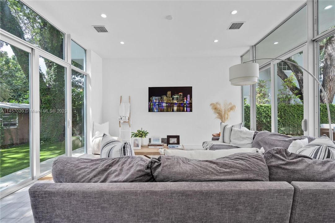 Недавно продано: $1,650,000 (4 спален, 3 ванн, 2874 Квадратных фут)