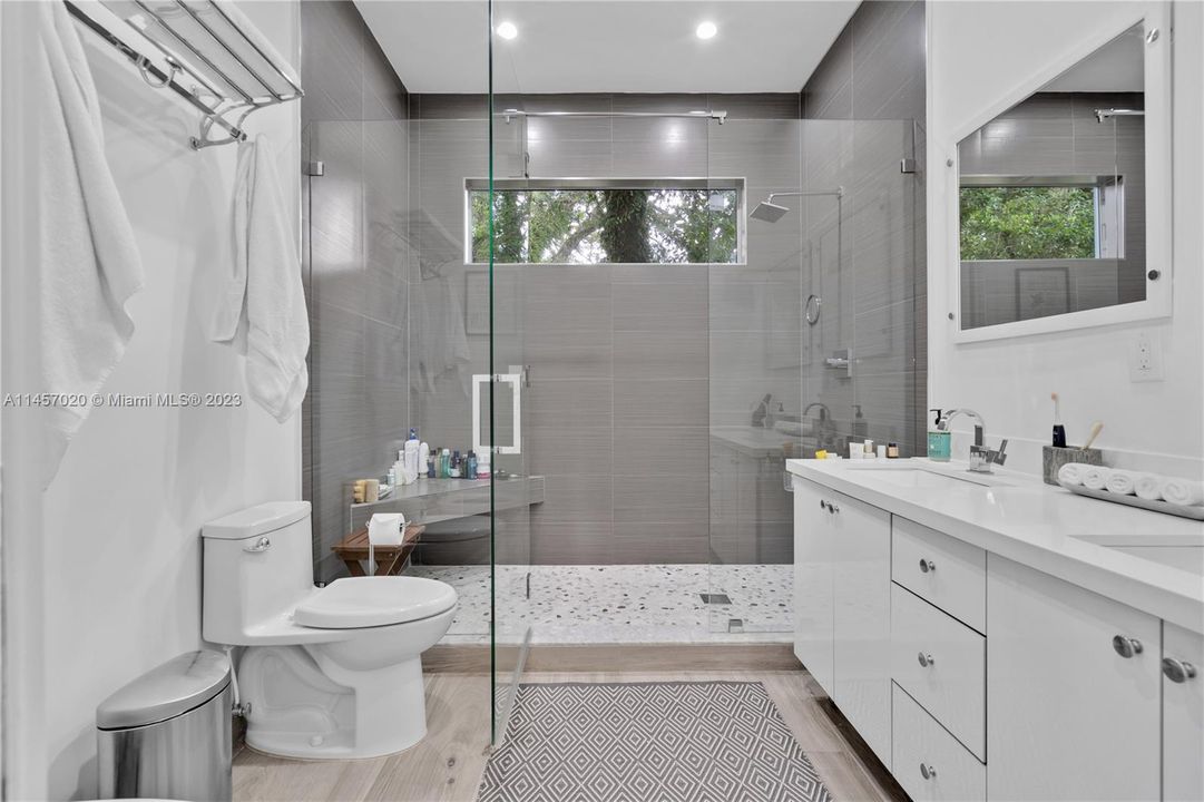 bathroom in principle bedroom