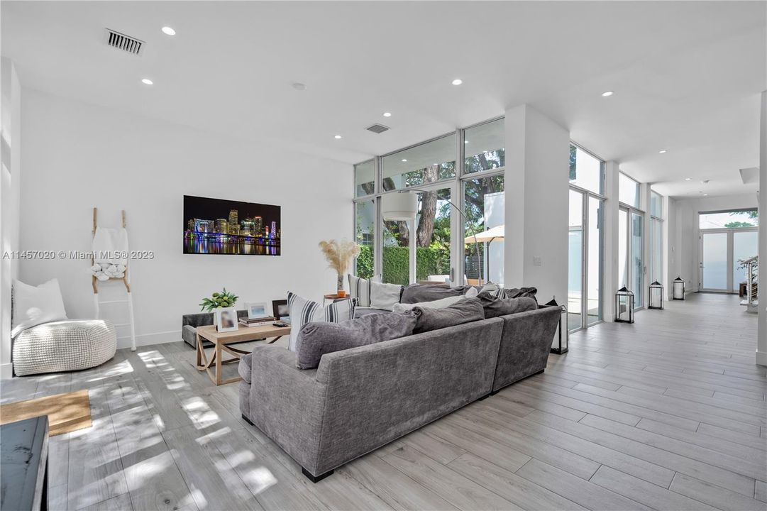 Недавно продано: $1,650,000 (4 спален, 3 ванн, 2874 Квадратных фут)