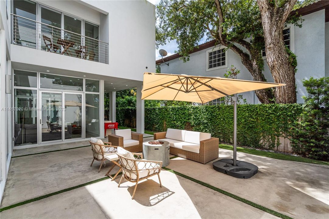 Недавно продано: $1,650,000 (4 спален, 3 ванн, 2874 Квадратных фут)