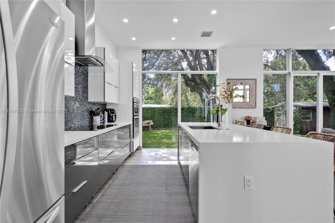 Недавно продано: $1,650,000 (4 спален, 3 ванн, 2874 Квадратных фут)