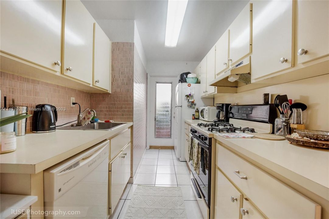 Недавно продано: $299,000 (1 спален, 1 ванн, 645 Квадратных фут)