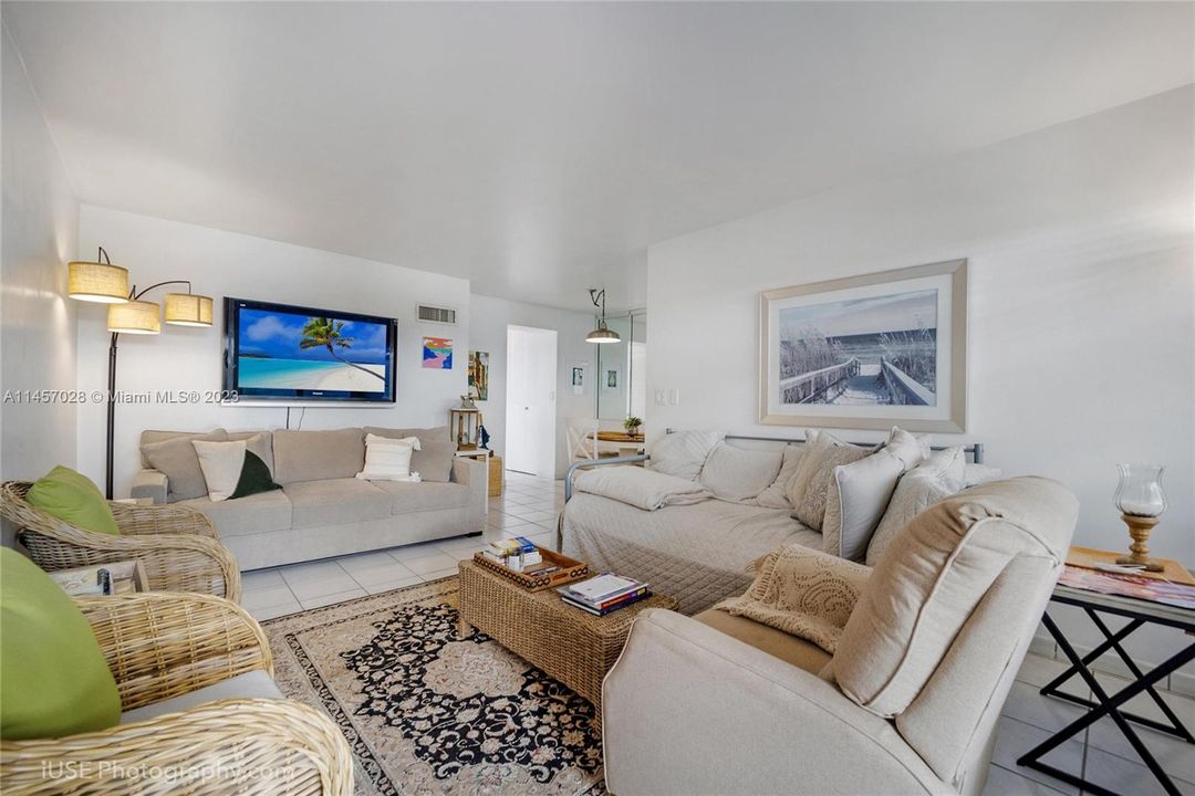 Недавно продано: $299,000 (1 спален, 1 ванн, 645 Квадратных фут)