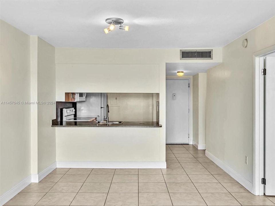 For Sale: $190,000 (1 beds, 1 baths, 658 Square Feet)