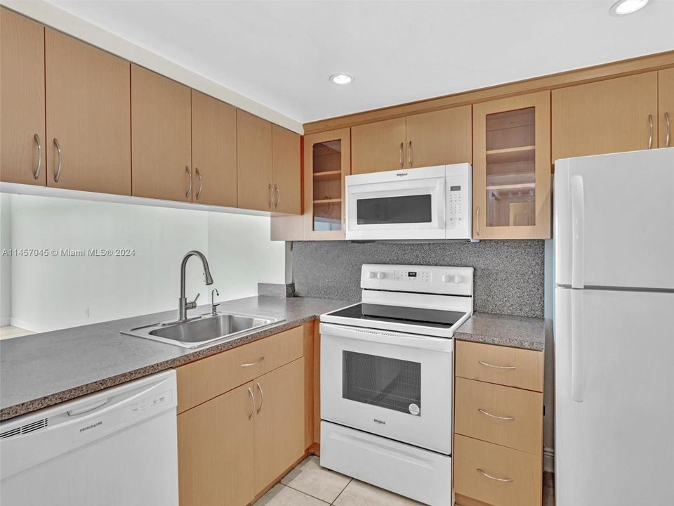 For Sale: $190,000 (1 beds, 1 baths, 658 Square Feet)