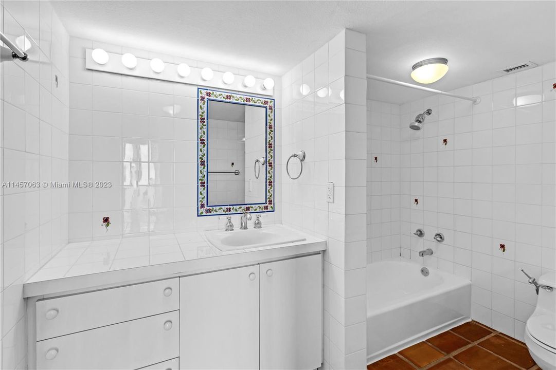 Vendido Recientemente: $1,200,000 (2 camas, 2 baños, 1645 Pies cuadrados)