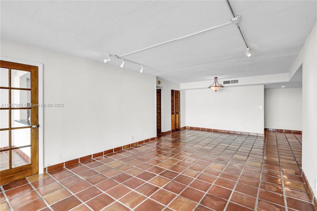 Vendido Recientemente: $1,200,000 (2 camas, 2 baños, 1645 Pies cuadrados)