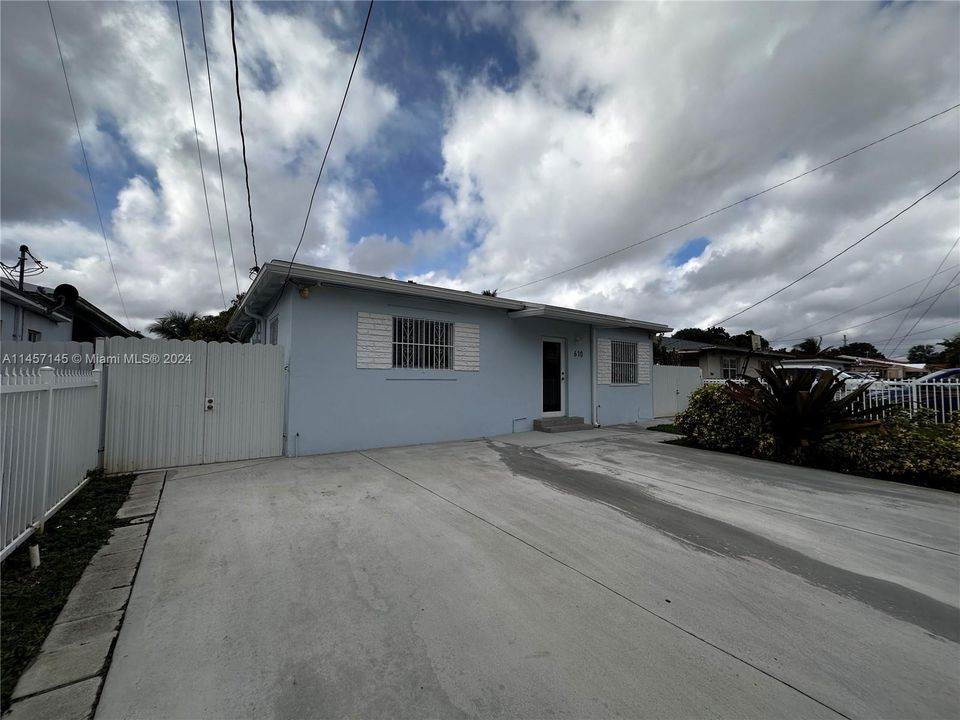 Недавно продано: $692,000 (4 спален, 3 ванн, 1662 Квадратных фут)