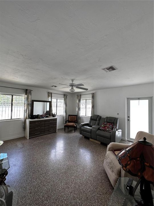 Недавно продано: $692,000 (4 спален, 3 ванн, 1662 Квадратных фут)