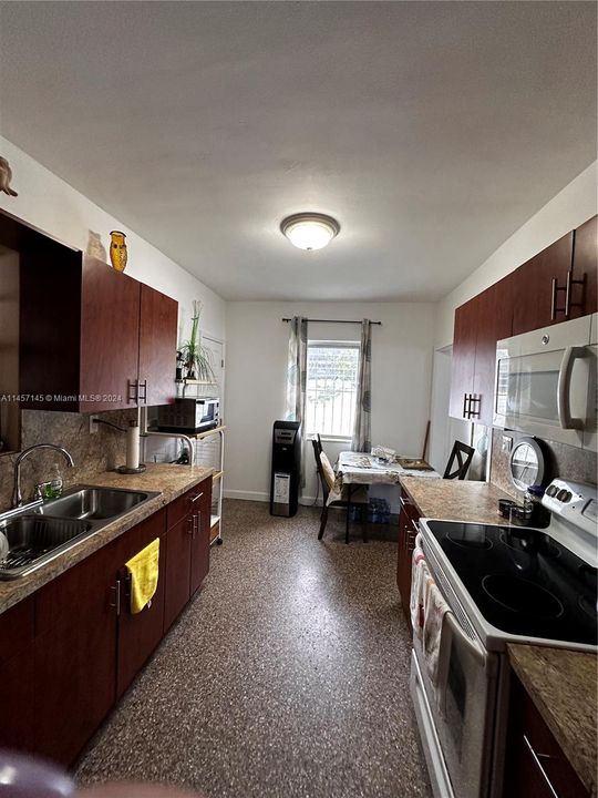 Недавно продано: $692,000 (4 спален, 3 ванн, 1662 Квадратных фут)