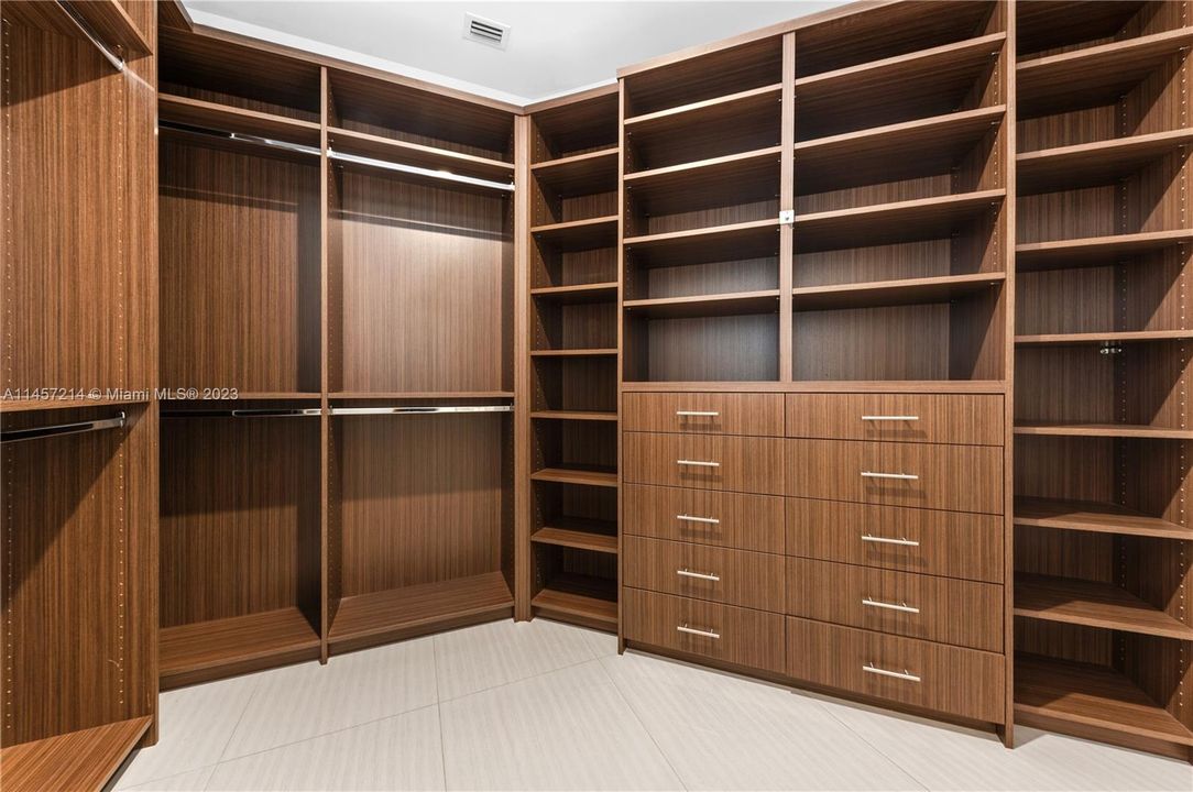 Недавно продано: $2,775,000 (3 спален, 3 ванн, 2904 Квадратных фут)