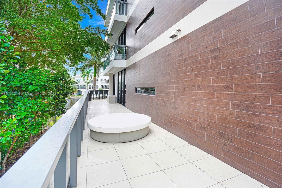 Huge wraparound terrace